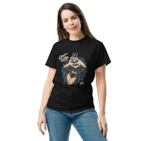 T-shirt Pin-Up Batwoman qui se Déhanche – Audace et Glamour – Image 2