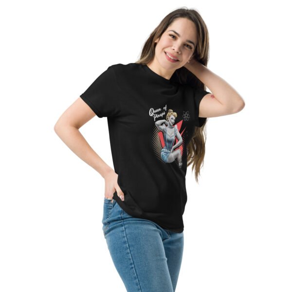 T-Shirt en Coton - Alice aux Pays des Merveilles en Pose Glamour Pin-Up – Image 2