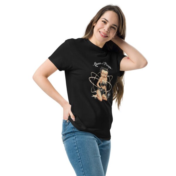 T-shirt Pin-Up Betty Boop en Maillot Deux Pièces en Cuir – Look Vintage et Audacieux – Image 3