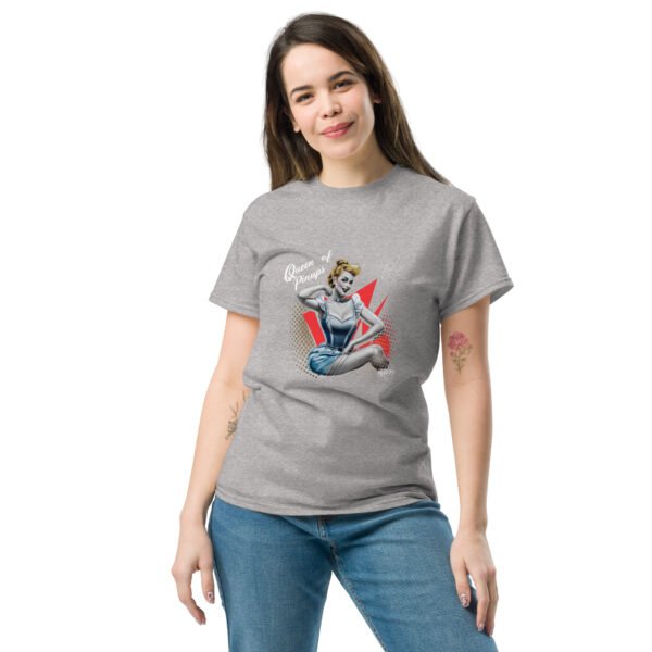 T-Shirt en Coton - Alice aux Pays des Merveilles en Pose Glamour Pin-Up – Image 3