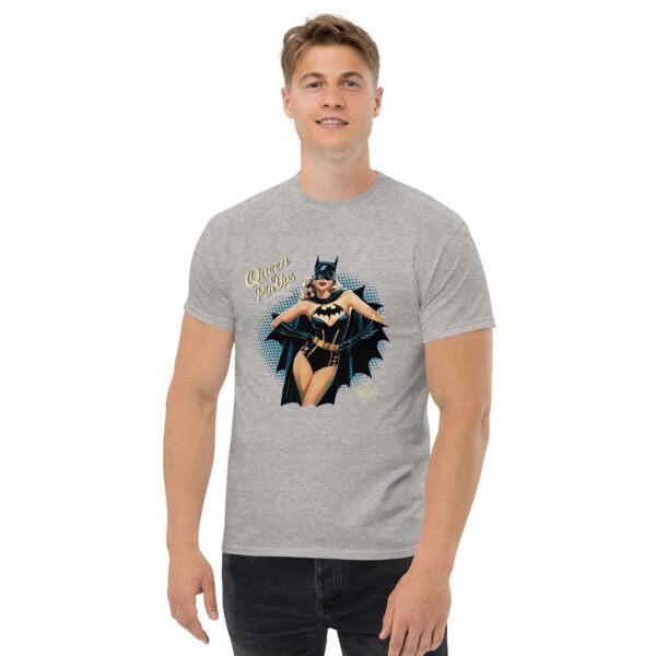 T-shirt Pin-Up Batwoman qui se Déhanche – Audace et Glamour – Image 4