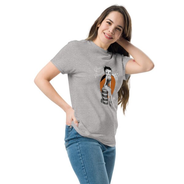 T-Shirt en Coton - Betty Boop Assise sur un Tonneau – Image 4